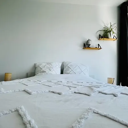 Privat bolig 2 Private Bedrooms, Montparnasse Station *