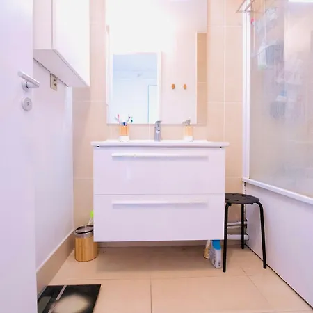 2 Private Bedrooms, Montparnasse Station منزل للإقامة باريس